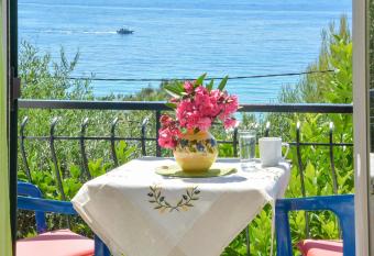 Alex-Giannis has Smoking/Balcony rooms