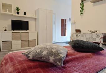 Grazioso 38 MQ a 10 minuti da Como Centro allows 18 year olds to book a room