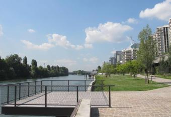 Studio cosy avec balcon proche Champs-  lys  es has Balcony rooms