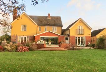 Newmans Lodge has Balcony rooms