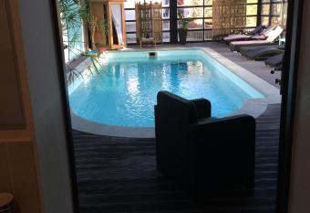 Chambre d h  tes Les Nymph  as allows 18 year olds to book a room