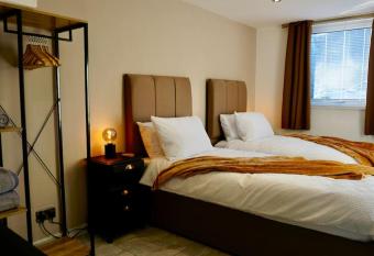 Modern 1BR Apartment allows 18 year olds to book a room