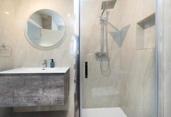 Modern Two Bedroom Apartment with Super fast wifi has Balcony rooms