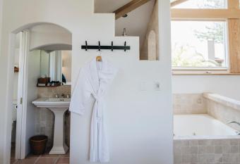 Cottage Inn & Spa has rooms with a private hot tub