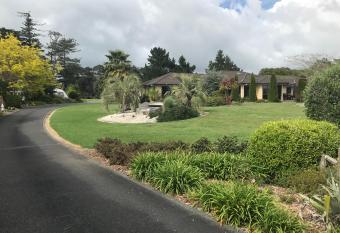 Silverdale Garden Stay has Balcony rooms