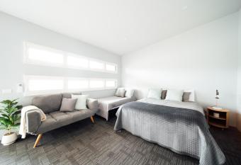 Lakeview Hideaway allows 18 year olds to book a room