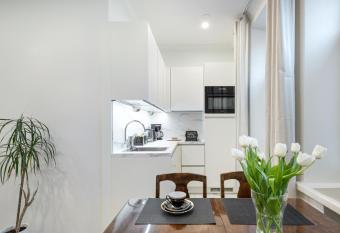 Cosy, brand new apartment in best area has Balcony rooms