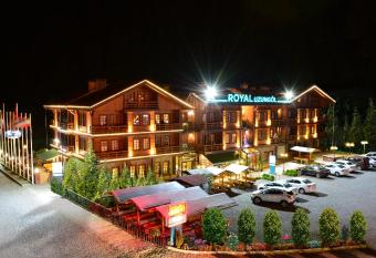 Royal Uzungol Hotel&Spa has rooms with a private hot tub