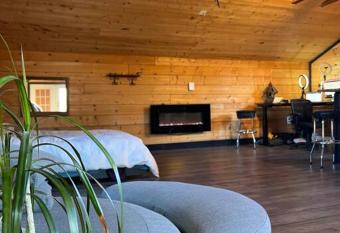 Charming Melrose Place Suite #4 has Balcony rooms