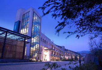 Lakeshore Hotel Hsinchu allows 18 year olds to book a room