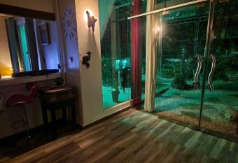 Oasis de s  r  nit  . allows 18 year olds to book a room