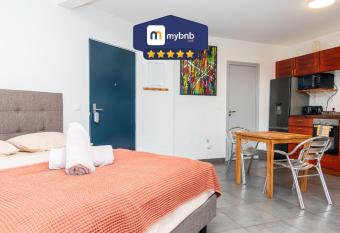 Heireva Cosy & Modern Studio Perfect for Explorers and Business Travelers has Balcony rooms