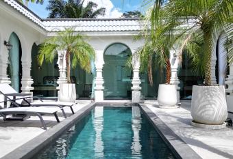 Marococco Private Pool Villa has rooms with a private hot tub