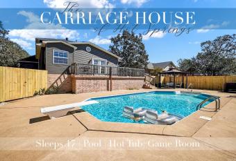 Lake Hamilton Carriage House 5BR; 3.5BA Sleeps 17! has rooms with a private hot tub
