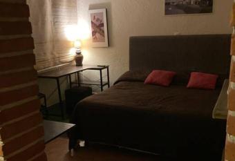 Habitaci  n privada allows 18 year olds to book a room