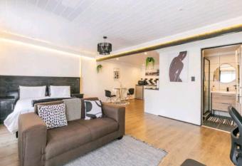 Urban Haven: Cozy Stay allows 18 year olds to book a room