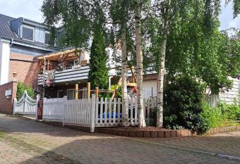 Private 1-2,5 -Zimmer-Wohnung mit Terrasse allows 18 year olds to book a room