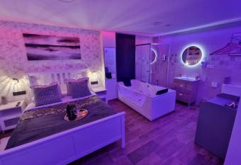 sensual sierra love has rooms with a private hot tub