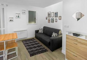 Esprit de Chartres allows 18 year olds to book a room