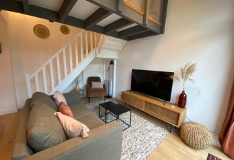 Le426, charmante petite maison 2 chambres refaite    neuf has Balcony rooms