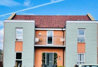 Fairford House - 4 Bed House - Close to the Racecourse has Balcony rooms