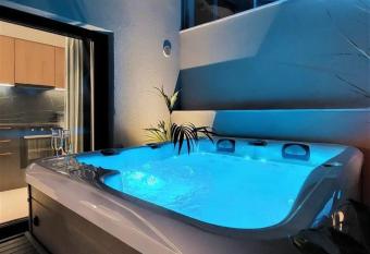 BlueMotion - MediSuite has rooms with a private hot tub