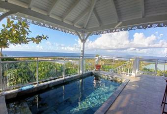 Aux Colibris Amoureux : loft de standing avec vue mer allows 18 year olds to book a room