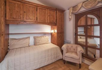 Villa VULIN has rooms with a private hot tub