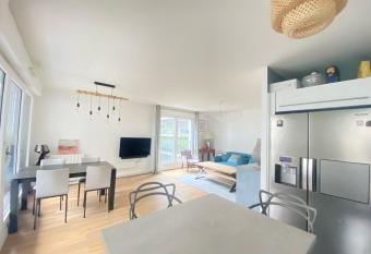 Appartement familial de standing allows 18 year olds to book a room