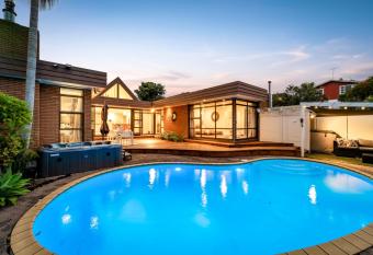 Entire house with pool, spa has rooms with a private hot tub