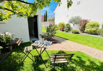 maison ind  pendante tr  s calme RER A has Balcony rooms