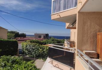 Studio bord de Mer,    100m de la plage du Verdon has Balcony rooms