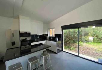 Loft 2 chambres, acc  s piscine, clim proche Cannes has Balcony rooms