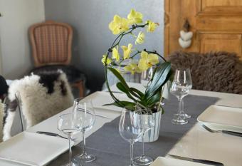 Coquet appartement has Balcony rooms