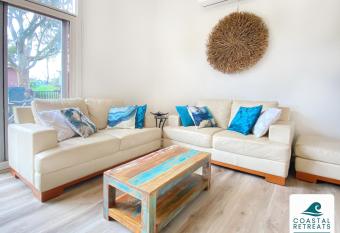 The Purple Hen Hideaway Ramada Resort has rooms with a private hot tub