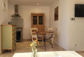 G  te La Genesti  re au milieu des vignes, piscine partag  e allows 18 year olds to book a room