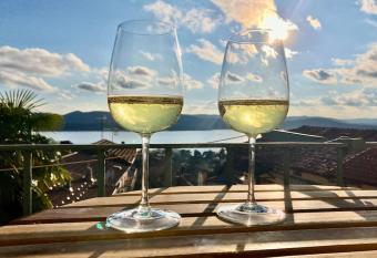 Happy Days On The Lake! has Balcony rooms