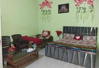 Dauji Maharaj Sewa Sadan has Balcony rooms