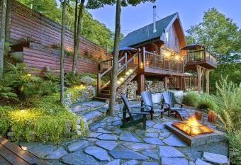 (null) has rooms with a private hot tub