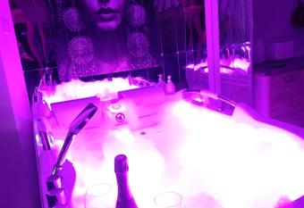 GDA  SK CHMIELNA PRESTIGE HOME SPA apartments with luxury JACUZZI, SAUNA, and option of Prosecco! Selected apartments also feature a MASSAGE CHAIR and HIMALAYAN SALT WALL with COLOR THERAPY SALT FOREST has rooms with a private hot tub