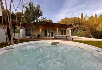 Cottage chaleureux avec jacuzzi en pleine nature has rooms with a private hot tub