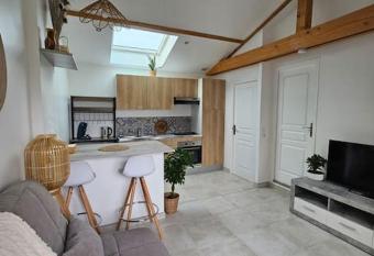 Maison sur les bords de Marne allows 18 year olds to book a room