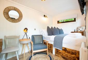 The Mar Huts - The Conic Hut has rooms with a private hot tub