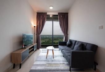 Homely & Cozy 2BR Suite 5mins to Legoland Views has Balcony rooms