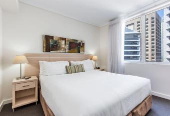 Modern City Centre Apartment w/ Pool, Spa & Gym has rooms with a private hot tub