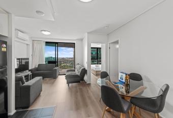 Stunning River Views in Brisbane CBD has rooms with a private hot tub