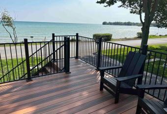 Elite Upper Deck Suites l Lake front with hot tub has rooms with a private hot tub