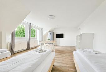 RAJ Living - 3 Zimmer Wohnung mit Balkon - 25 Min zur Messe DUS allows 18 year olds to book a room