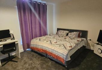 1 Bedroom en suite ASHLAND, Milton keynes has Balcony rooms