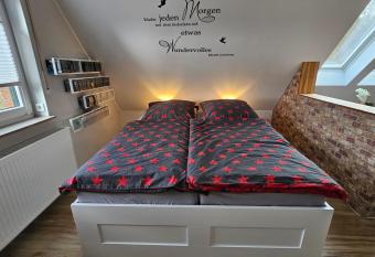 Loft- Privatzimmer 30qm im Dachgeschoss mit eigenem Bad allows 18 year olds to book a room